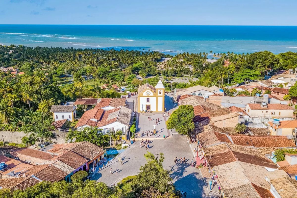 Imagem panorâmica do centro histórico de Arraial d'Ajuda