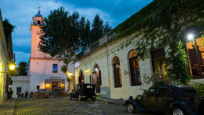 Rua no Casco Viejo de Colonia del Sacramento, no Uruguai