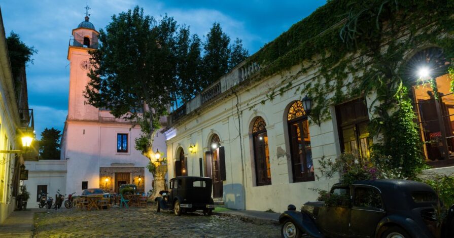 Rua no Casco Viejo de Colonia del Sacramento, no Uruguai