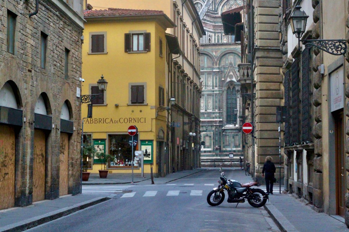 Rua de Florença com parte do Duomo ao fundo