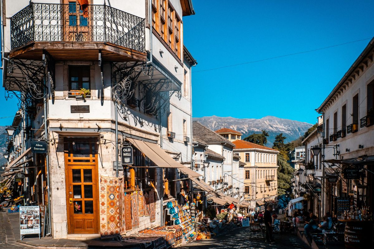 Movimento turístico no centro histórico de Gjirokastër