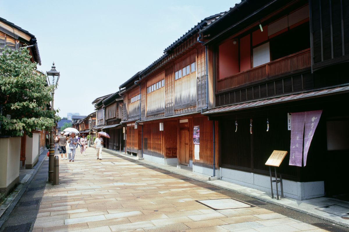 Pedestres no centro histórico de Kanazawa, Japão