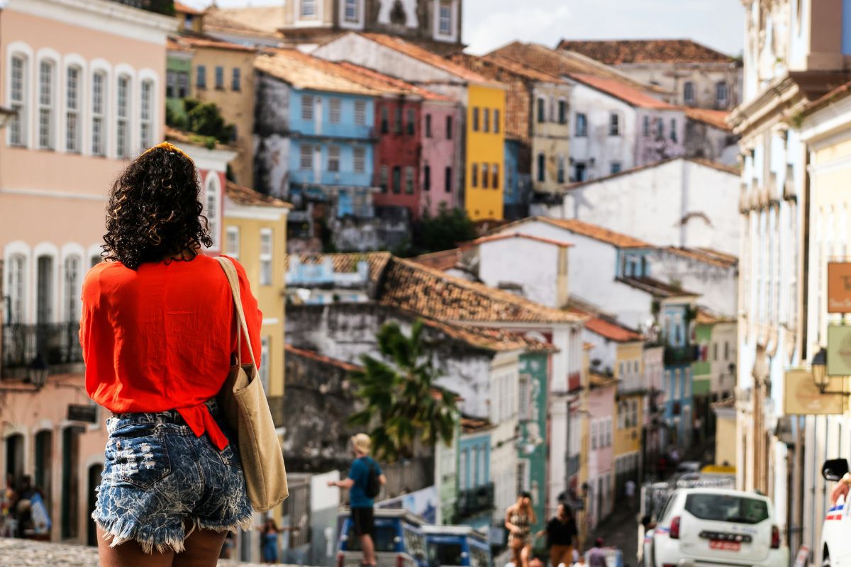 Mulher andando no Pelourinho, em Salvador