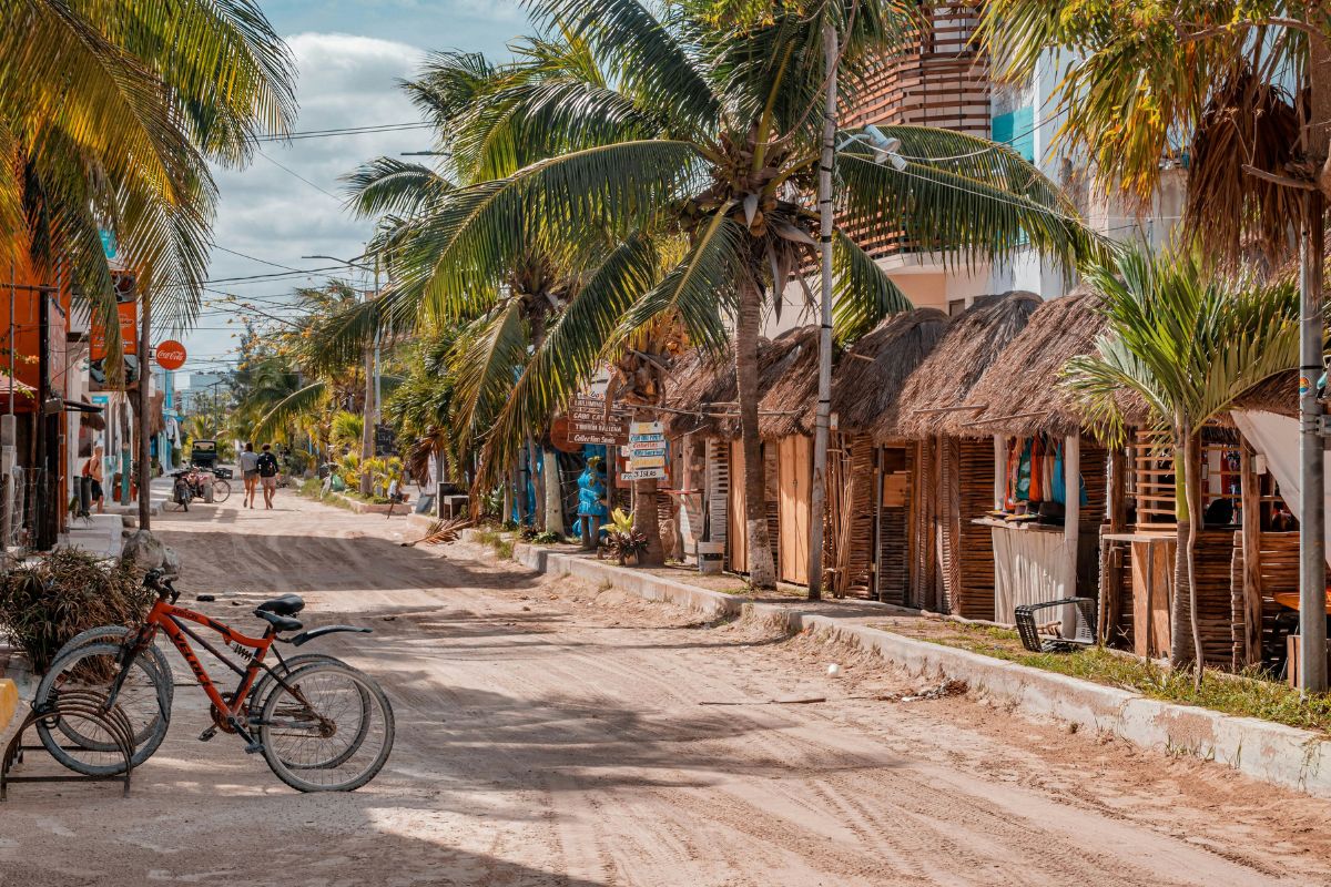 Rua de areia do centro de Holbox, no México