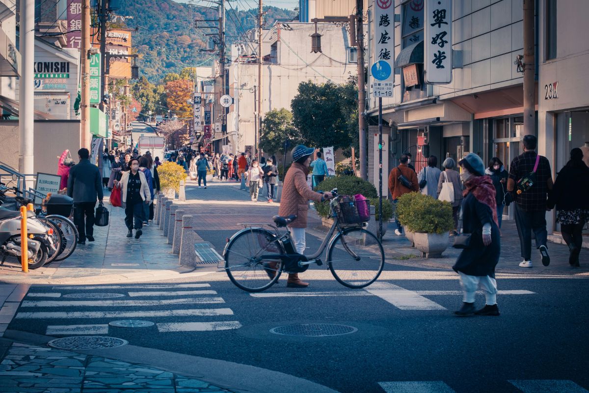 Movimento de pessoas no centro da cidade de Nara