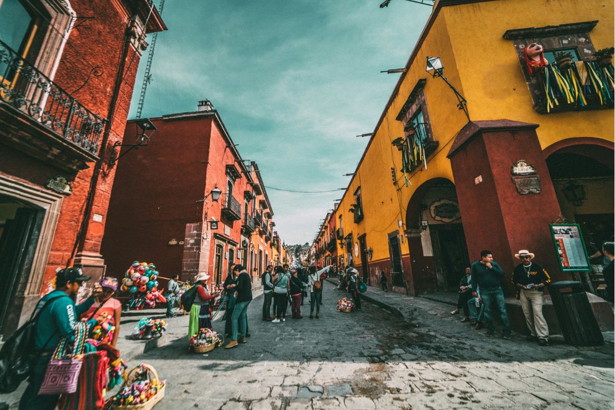 Pessoas caminhando no centro de San Miguel de Allende