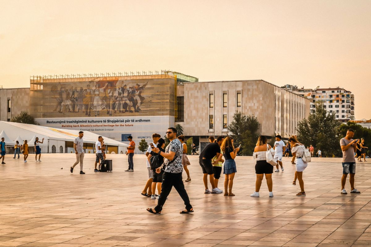 Movimento de turistas no centro de Tirana, Albânia