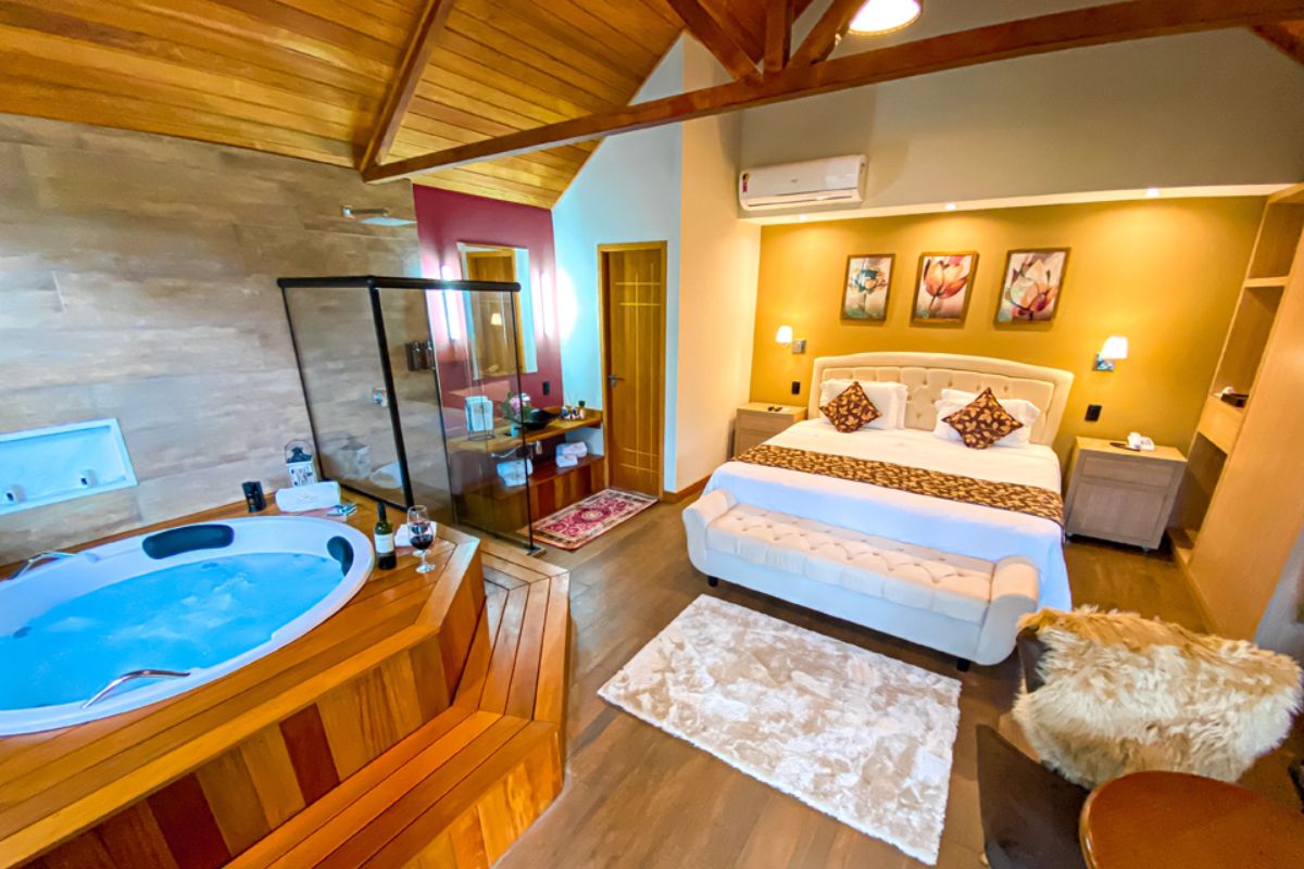 Quarto de pousada na Serra Fluminense com jacuzzi
