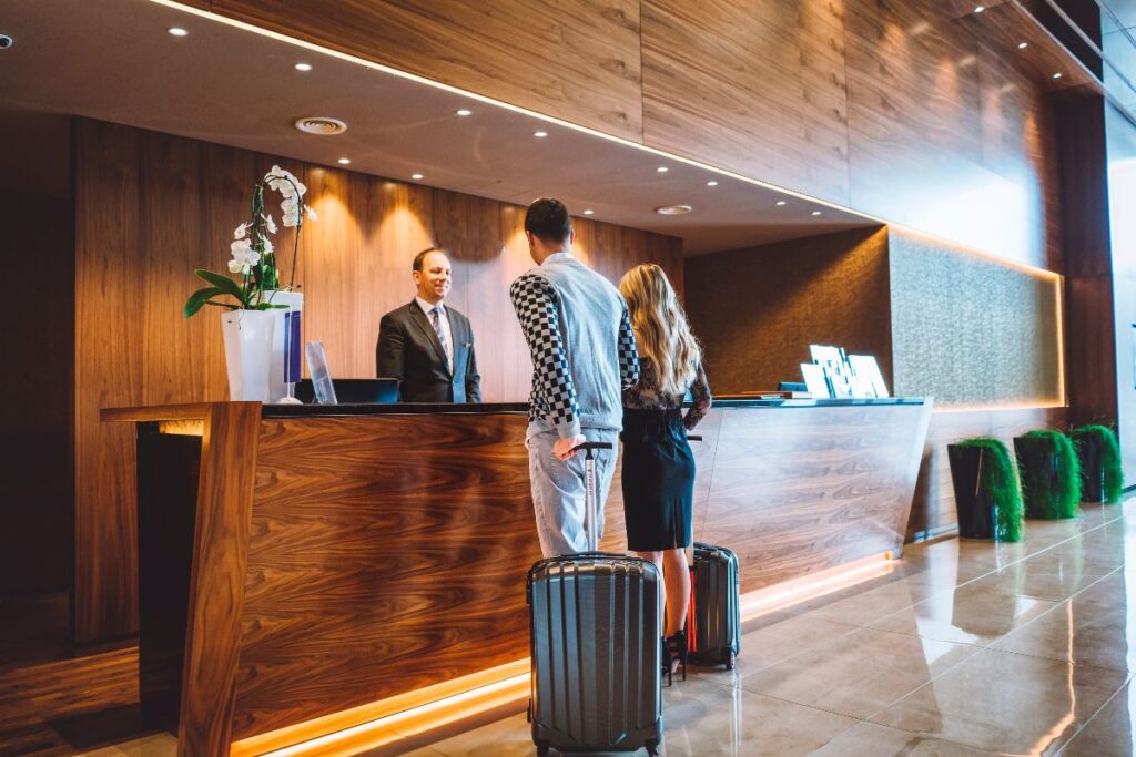 Casal fazendo checkin em hotel do Chile