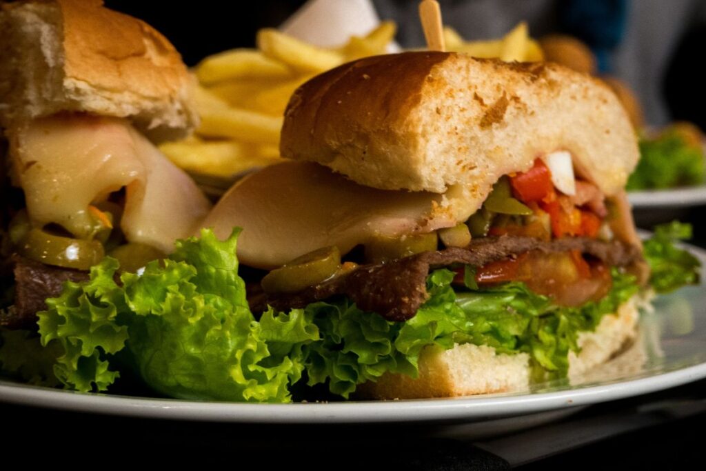 Chivito, o sanduíche que é prato típico do Uruguai