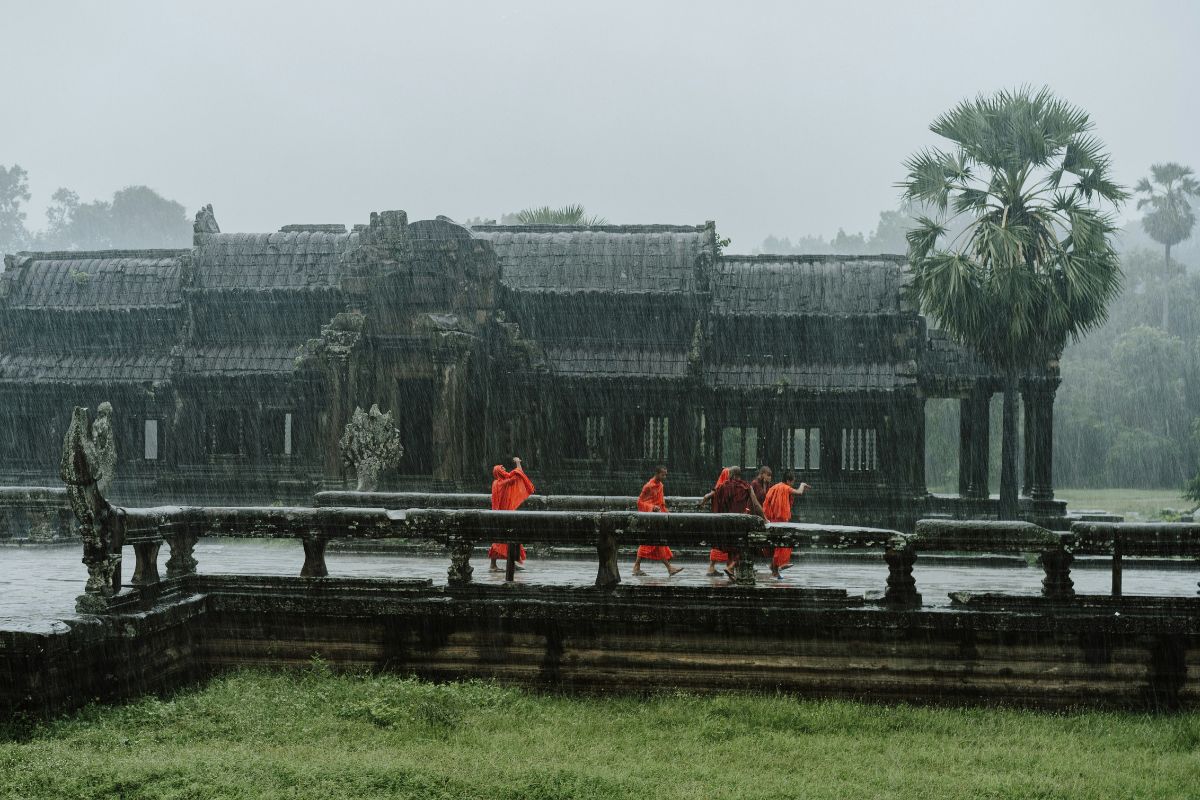 Monges na chuva no Camboja