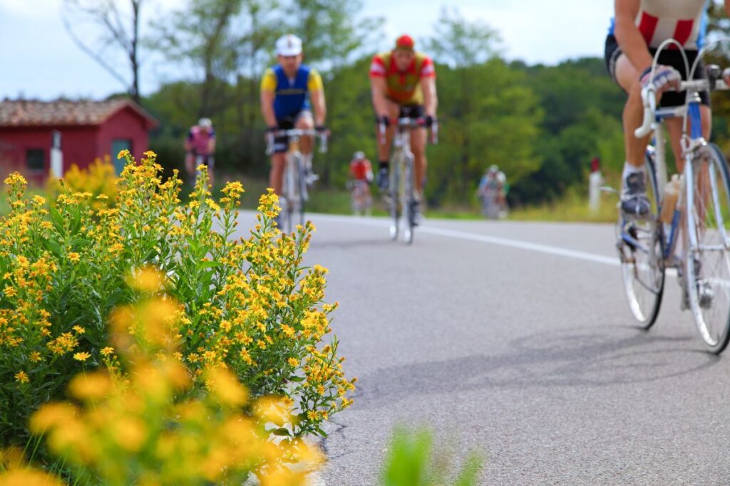 Ciclistas na competição Eroica, na Toscana