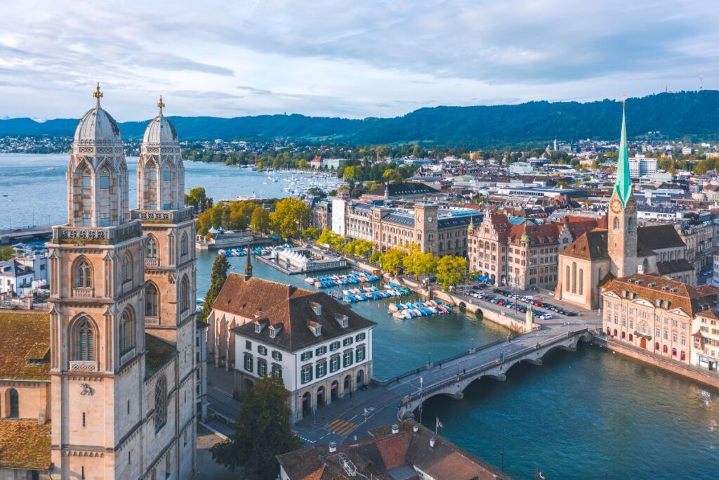 Rio Limmat cortando o centro histórico de Zurique, na Suíça