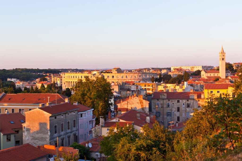 Edifícios de Pula, na Croácia, ao entardecer