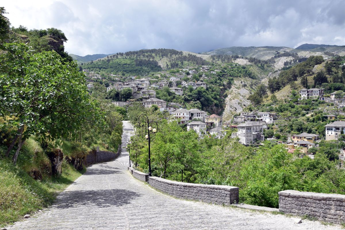 Rua de pedras da Cidade Velha de Gjirokastër, Albânia