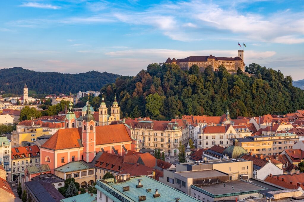 Cidade Velha de Liubliana com o seu castelo e catedral de pano de fundo