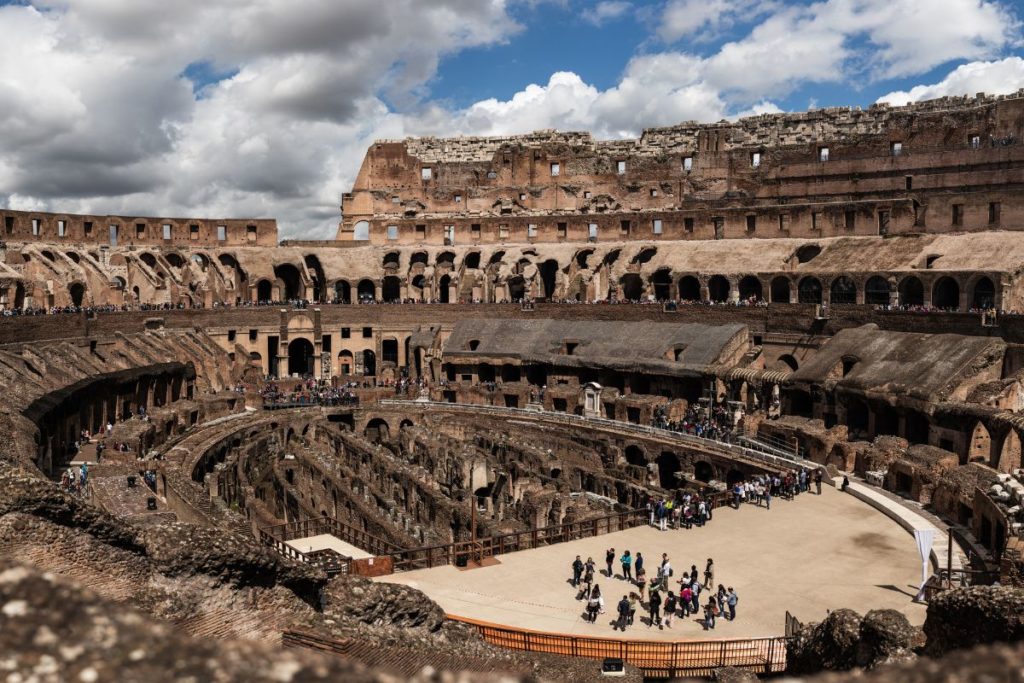 Interior do Coliseu com turistas na Arena