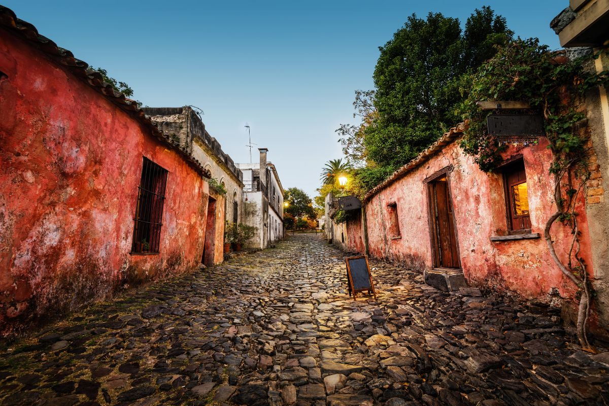 Rua de pedras com casas históricas de Colonia del Sacramento, no Uruguai