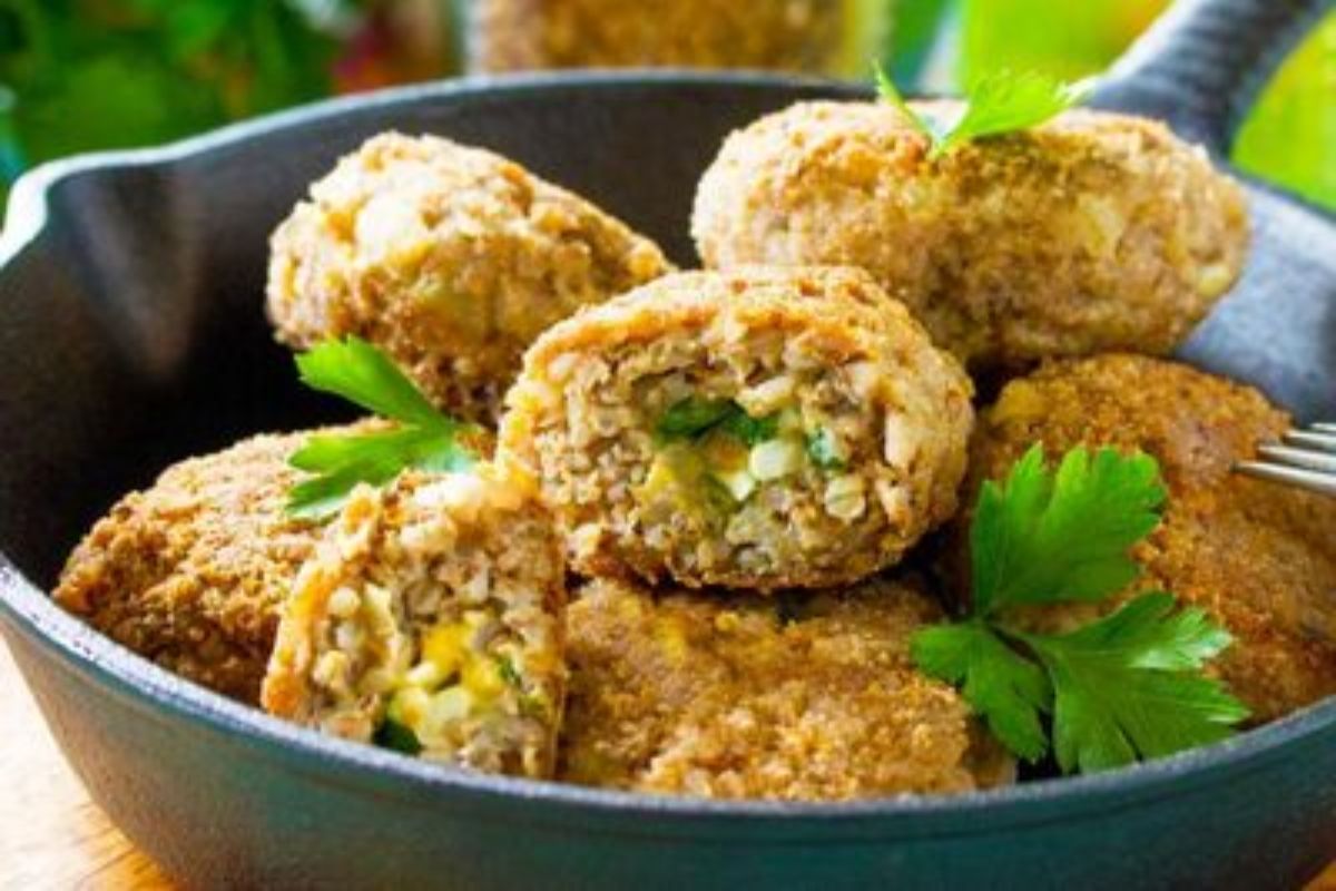 Prato com Qifqi, comida típica da Albânia