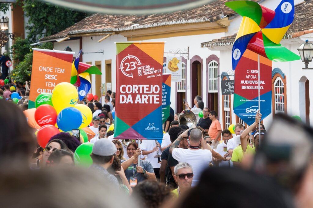 Cortejo da Arte durante Mostra de Cinema de Tiradentes