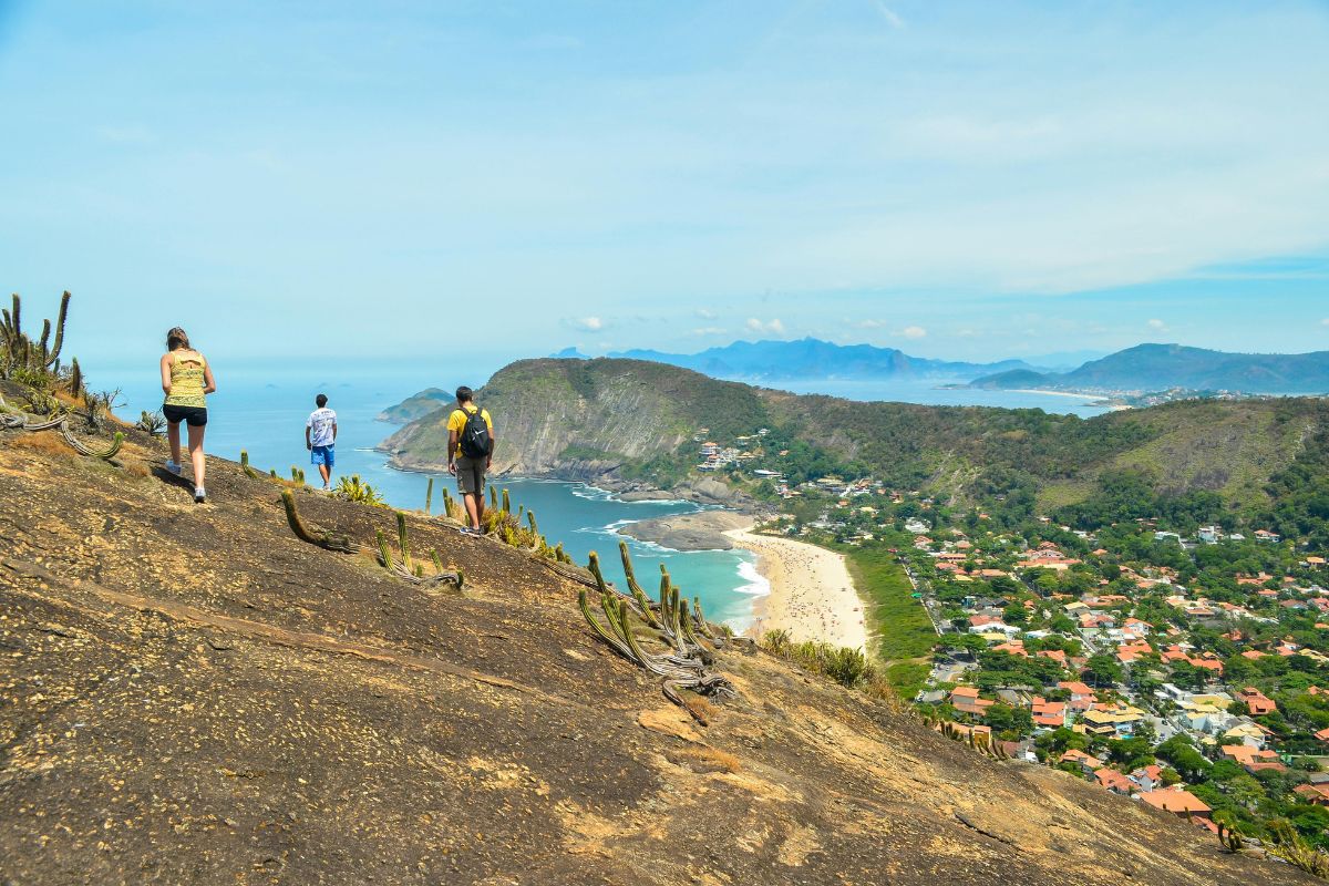 Turistas na trilha do Costão de Itacoatiara