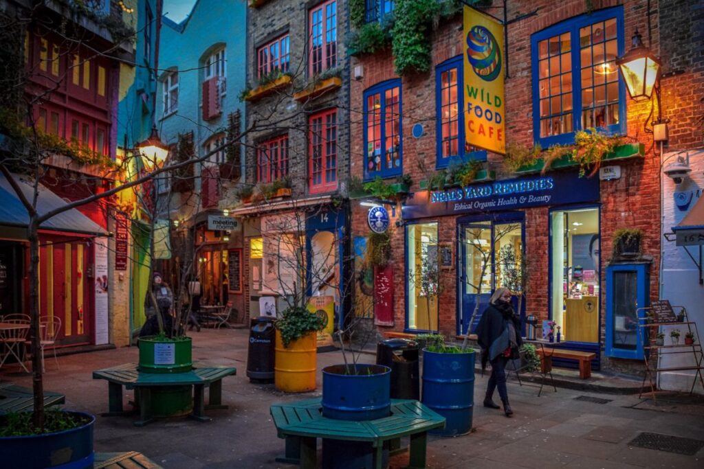 Bairro Covent Garden, em Londres, ao anoitecer