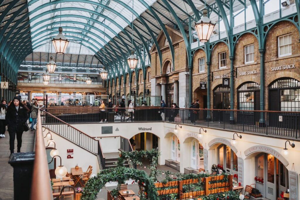 Lojas e restaurantes no interior do Covent Garden Market 