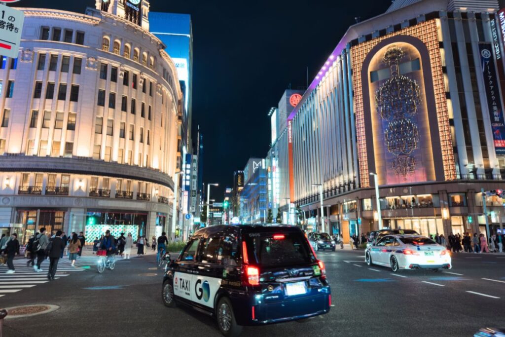 Taxi em em cruzamento de Ginza, em Tokyo