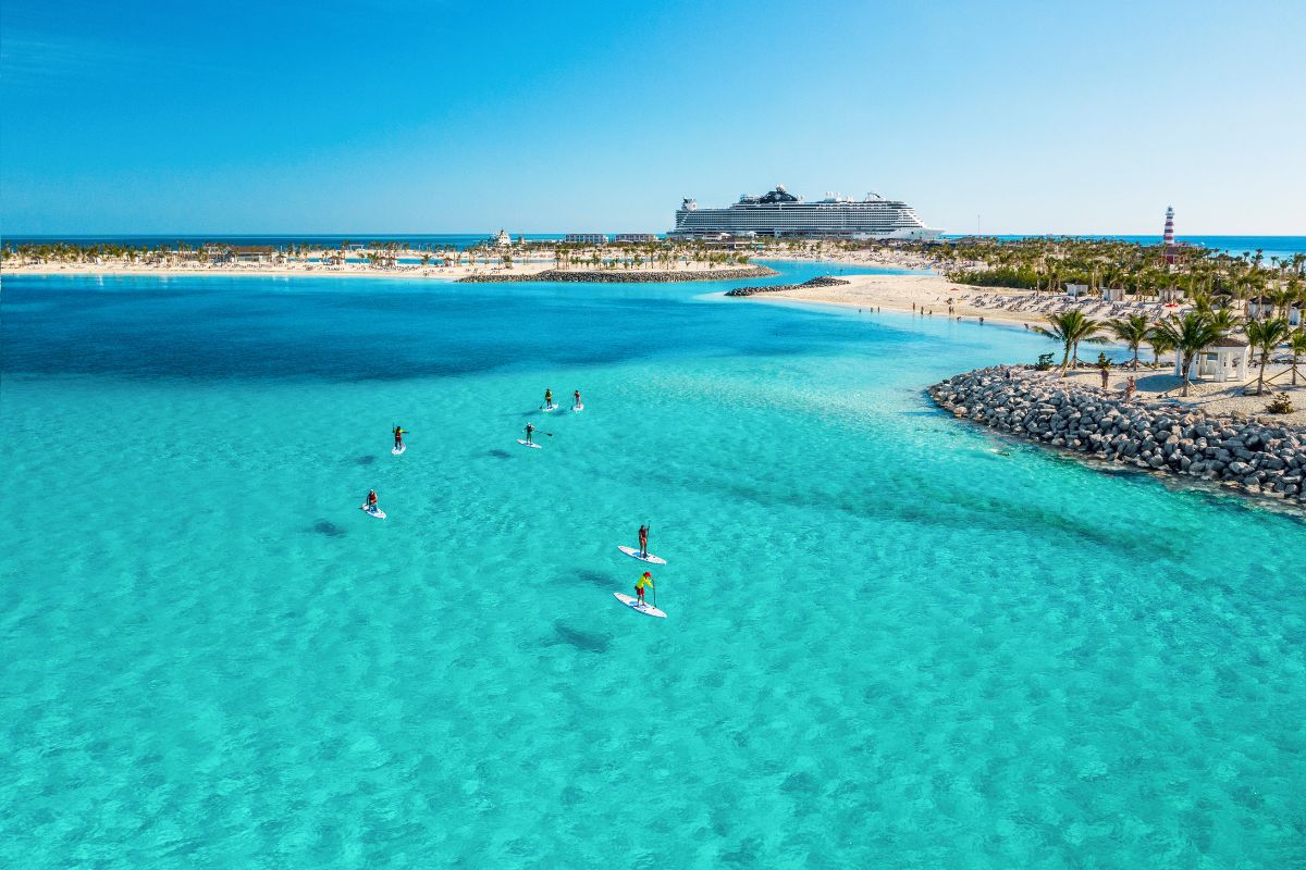 Pessoas fazendo stand up paddle em ilha do Caribe