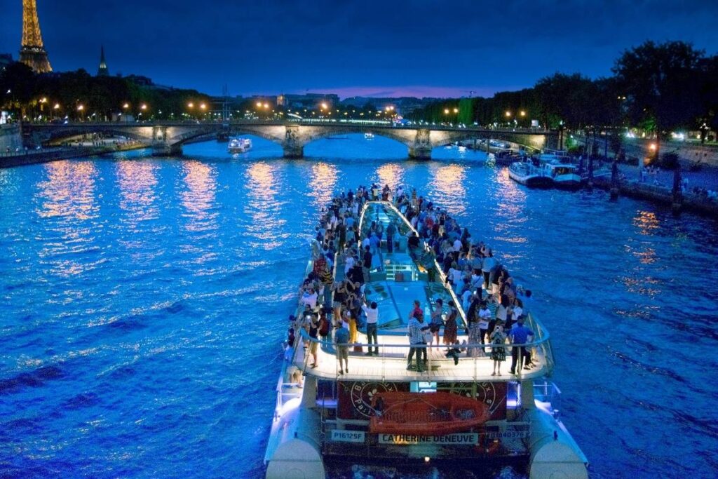 Cruzeiro no Rio Sena, em Paris