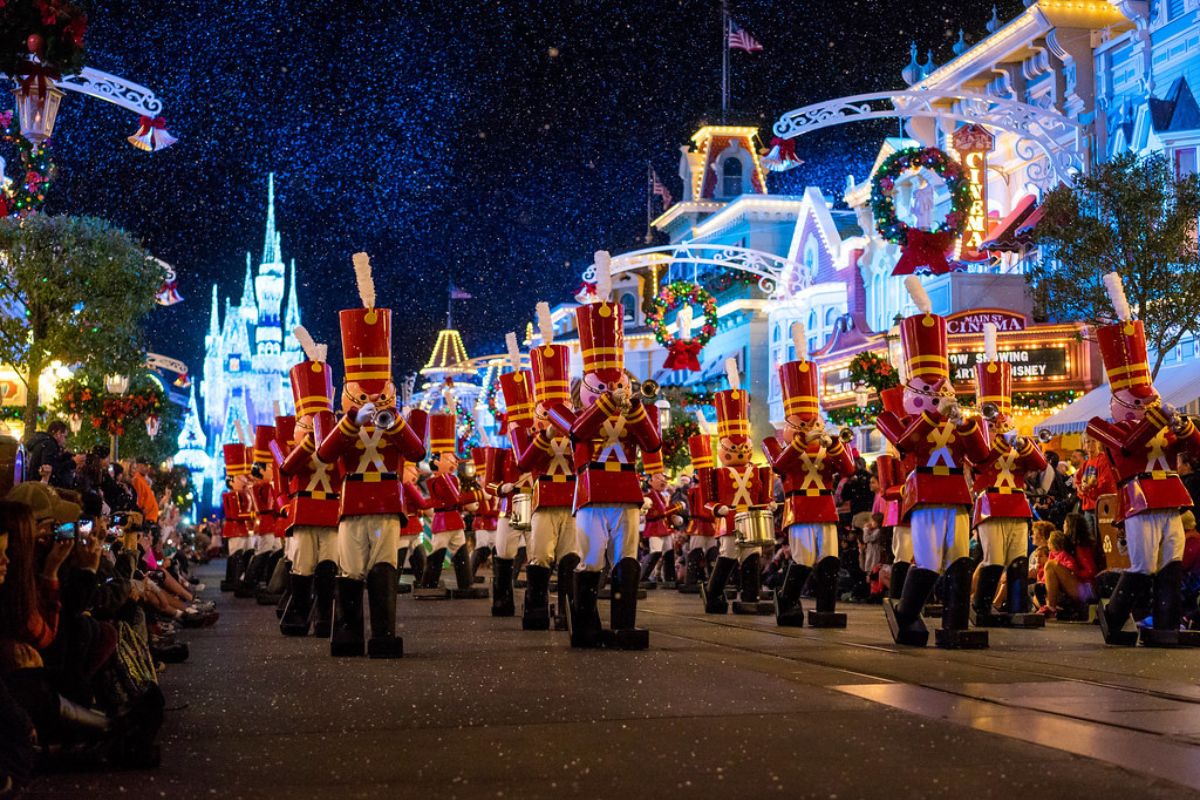 Desfile de Natal em parque da Disney