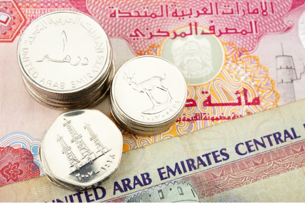 Notas e moedas de dirham dos Emirados Árabes Unidos