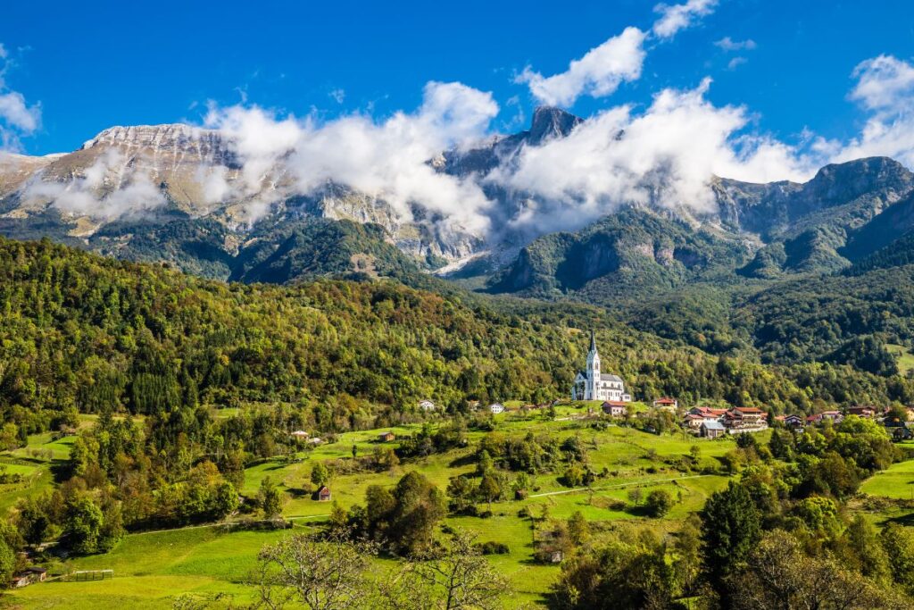 Panorama da vila de Drežnica na Eslovênia
