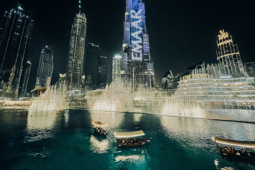 Fontes de Dubai à noite