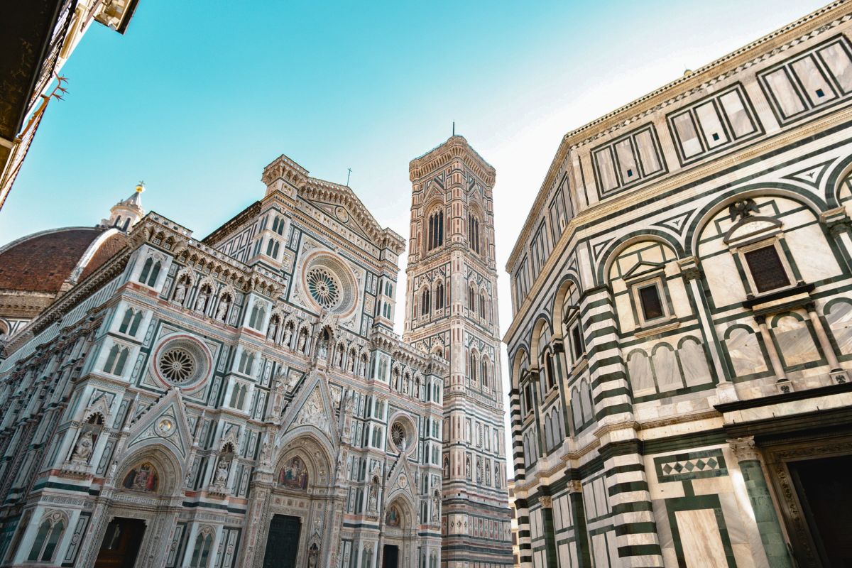 Fachada do Duomo de Florença e parte do Batistério