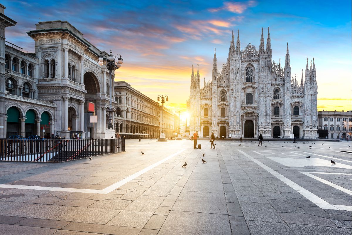 Amanhecer na Catedral de Milão, ou Duomo di Milano, e Galeria Vittorio Emanuele II