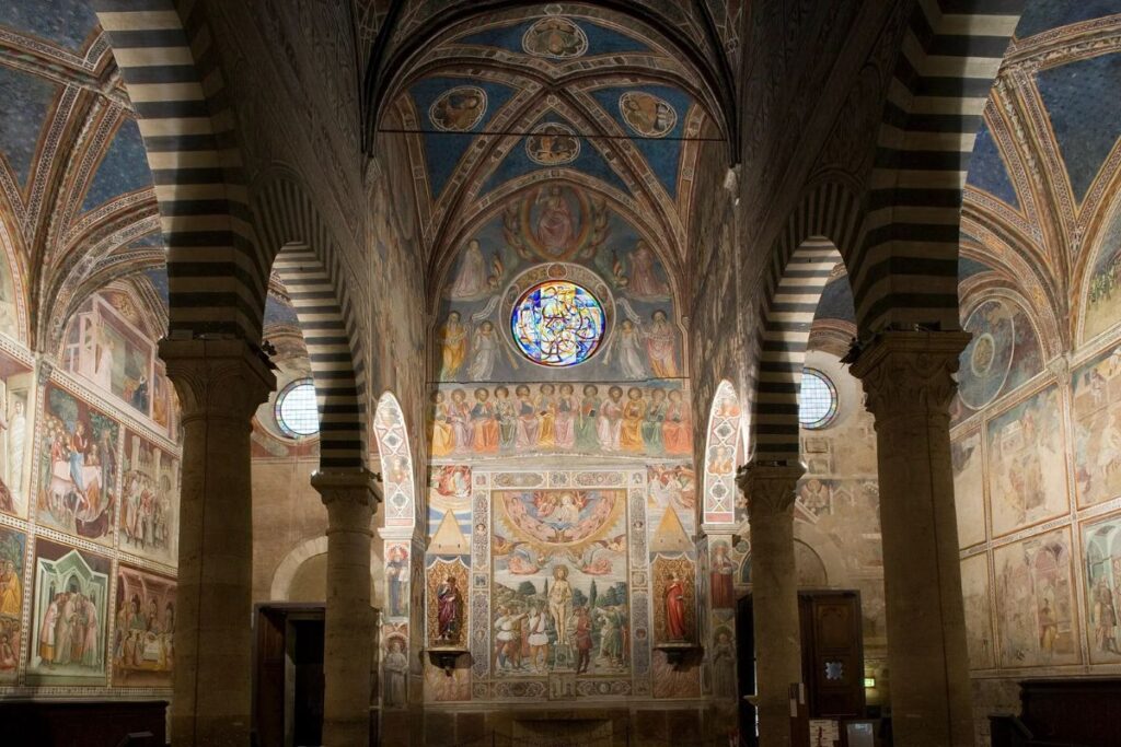 Interior do Duomo de San Gimignano, ou