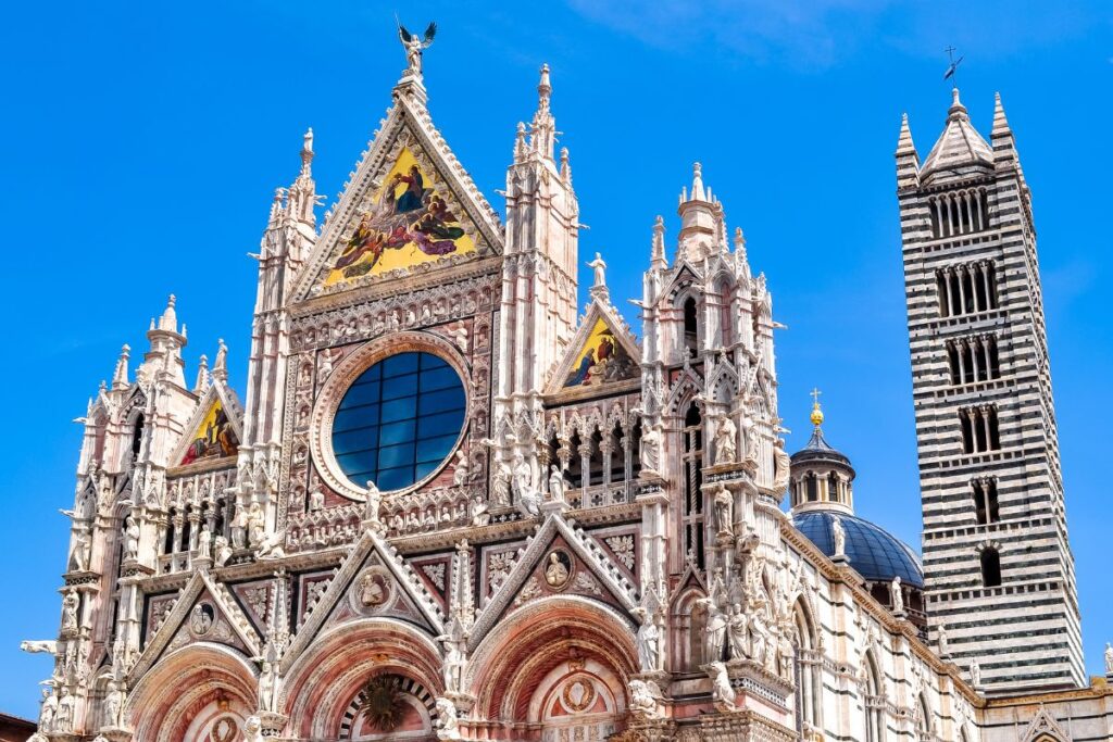 Fachada da Duomo de Siena, na Itália