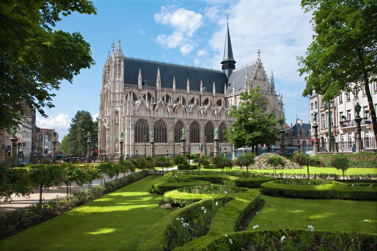 Place du Grand Sablon e Église Notre-Dame du Sablon