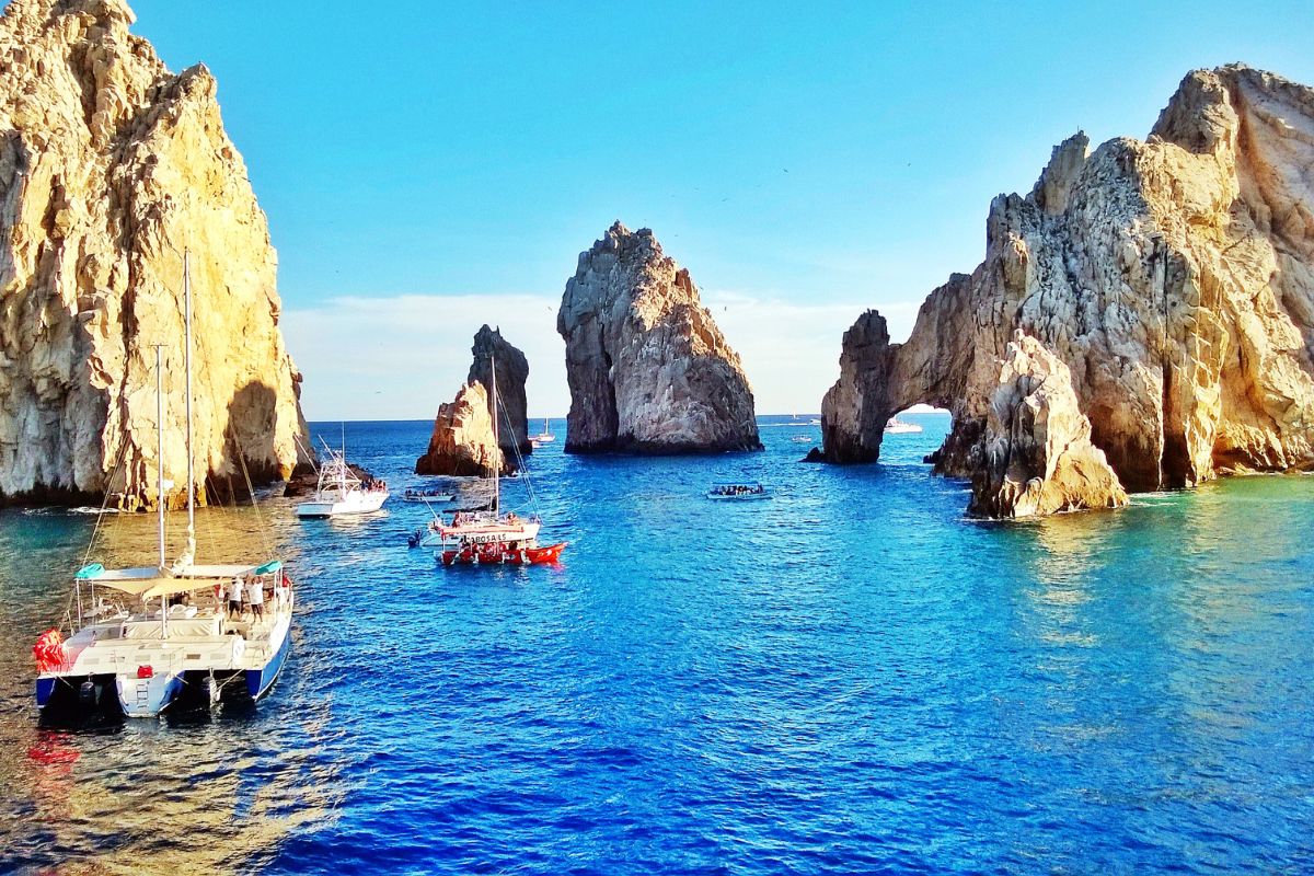 Barcos no El Arco, em Los Cabos, México