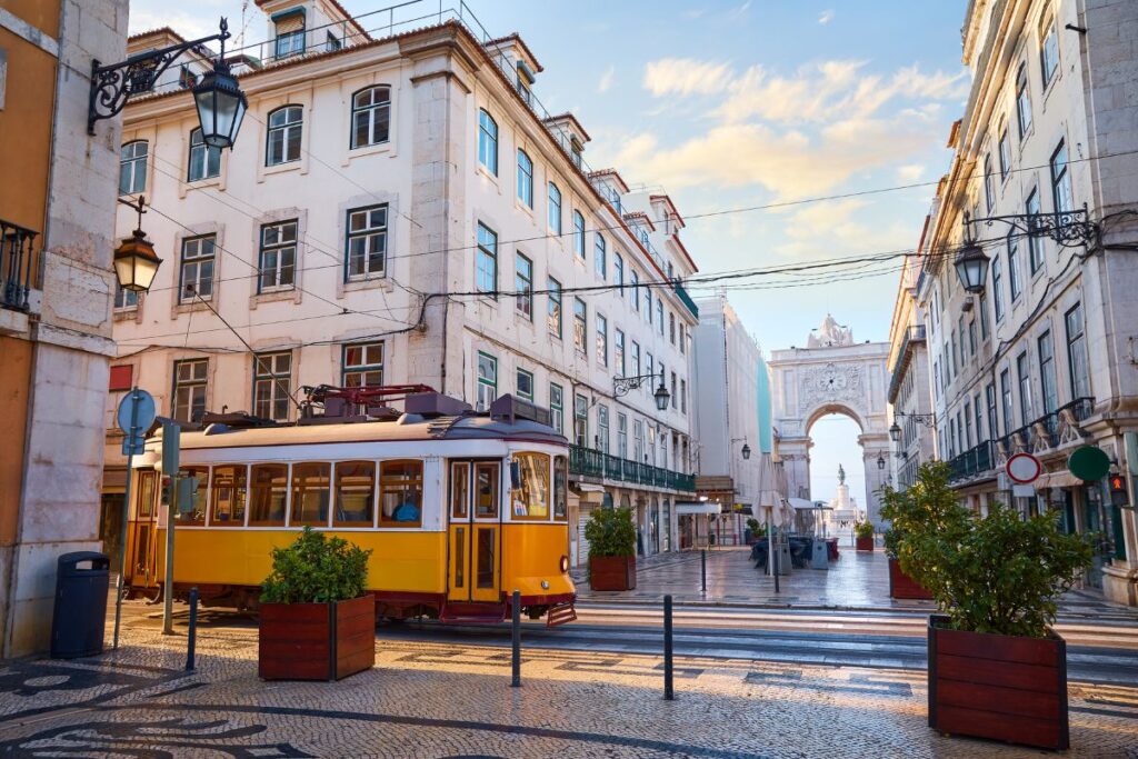 Elétrico 28 em frente ao Arco da Rua Augusta