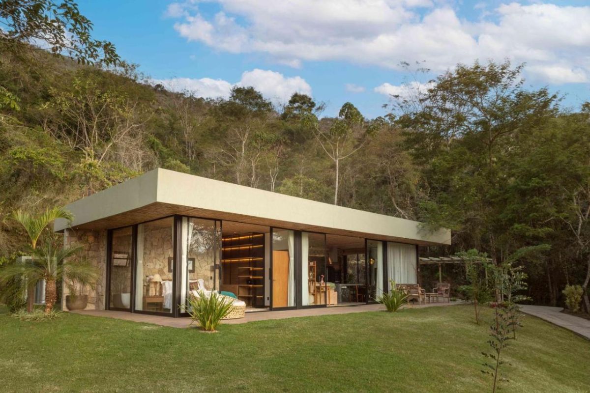 Exterior de um moderno chalé em pousada da Serra Fluminense