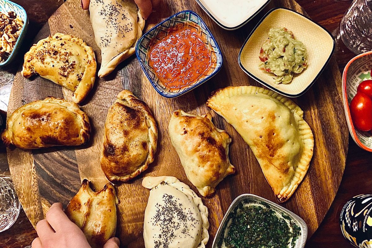 Diferentes empanadas argentinas com molhos