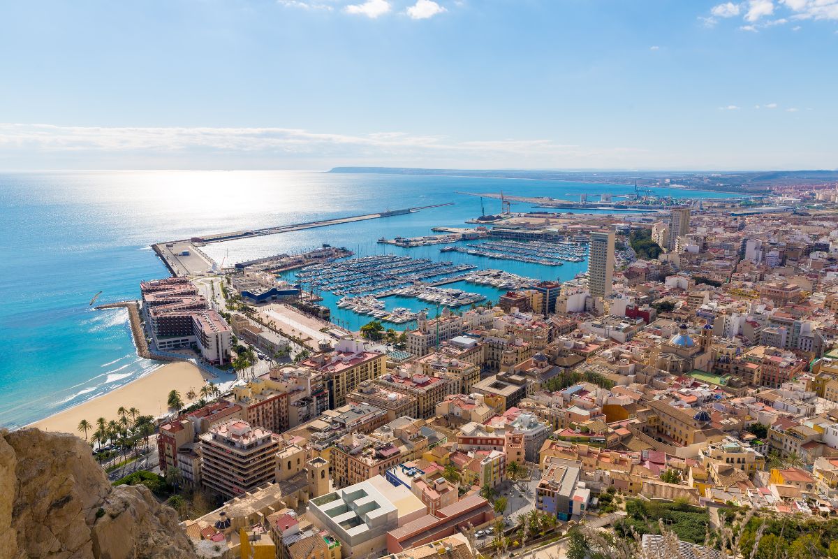 Imagem panorâmica do porto de Alicante, Espanha