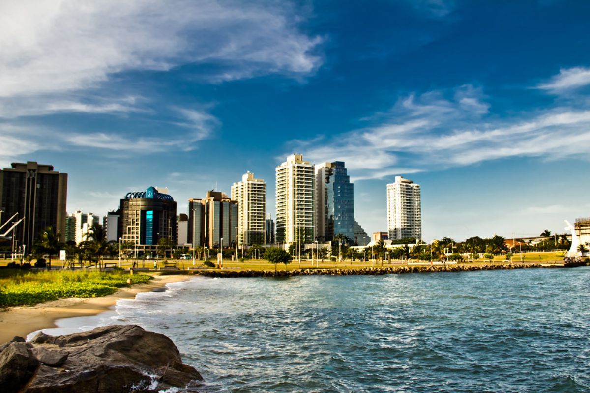 Praia e edifícios da Enseada do Suá, em Vitória