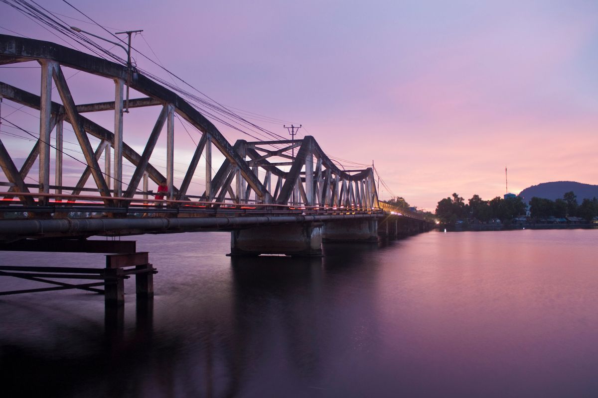 Entanou Bridge, a ponte antiga de Kampot, Camboja