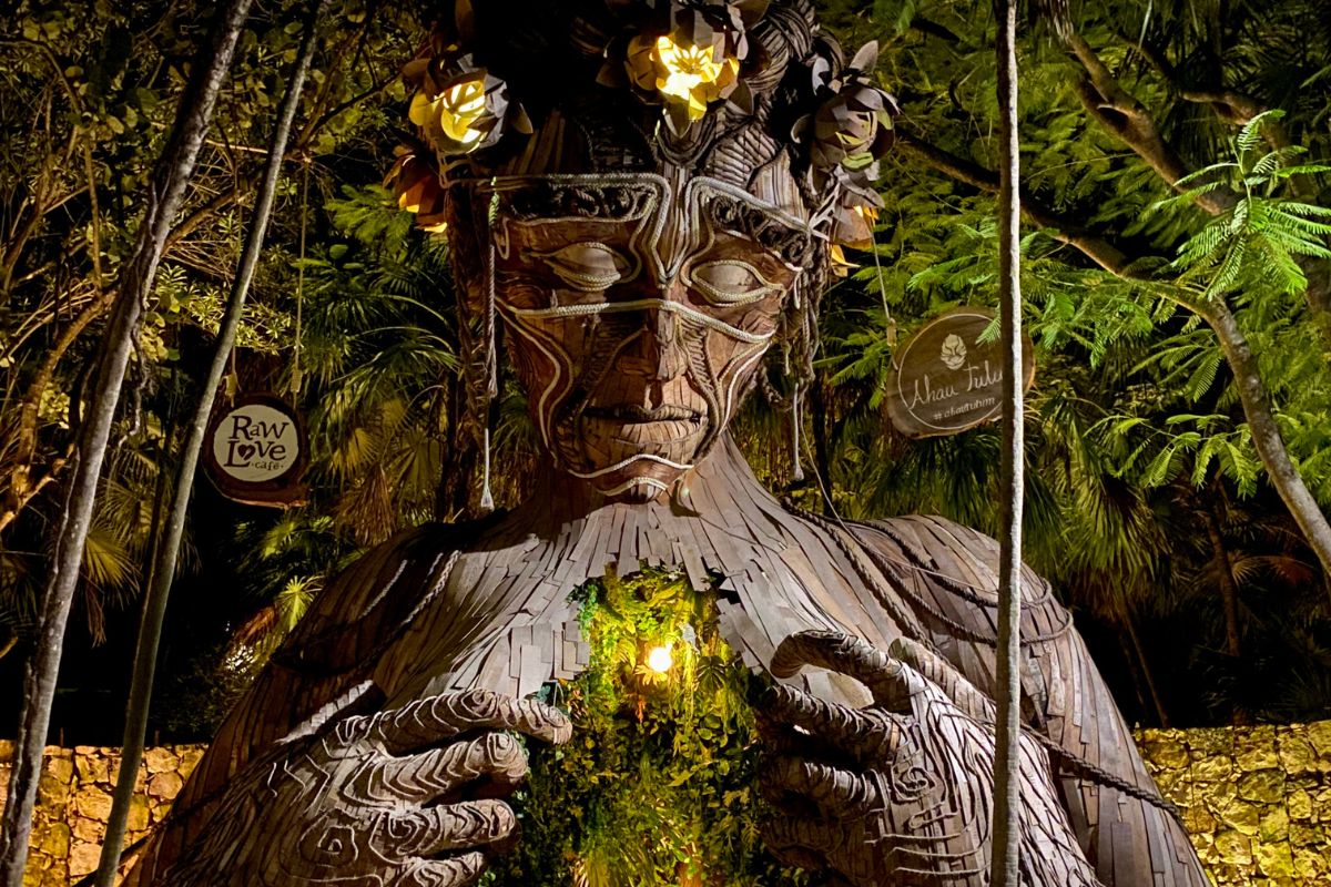 Grande escultura de madeira que mostra busto de uma mulher na Zona Hotelera de Tulum