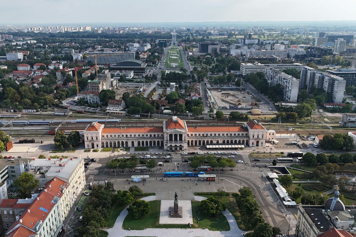 Imagem panorâmica da estação de trem de Zagreb