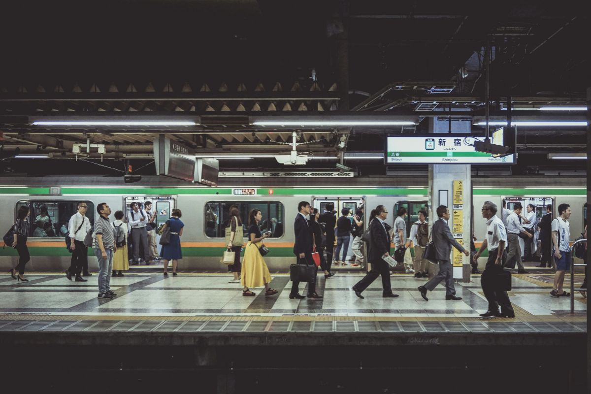 Pessoas circulando por estação de metrô de Tokyo