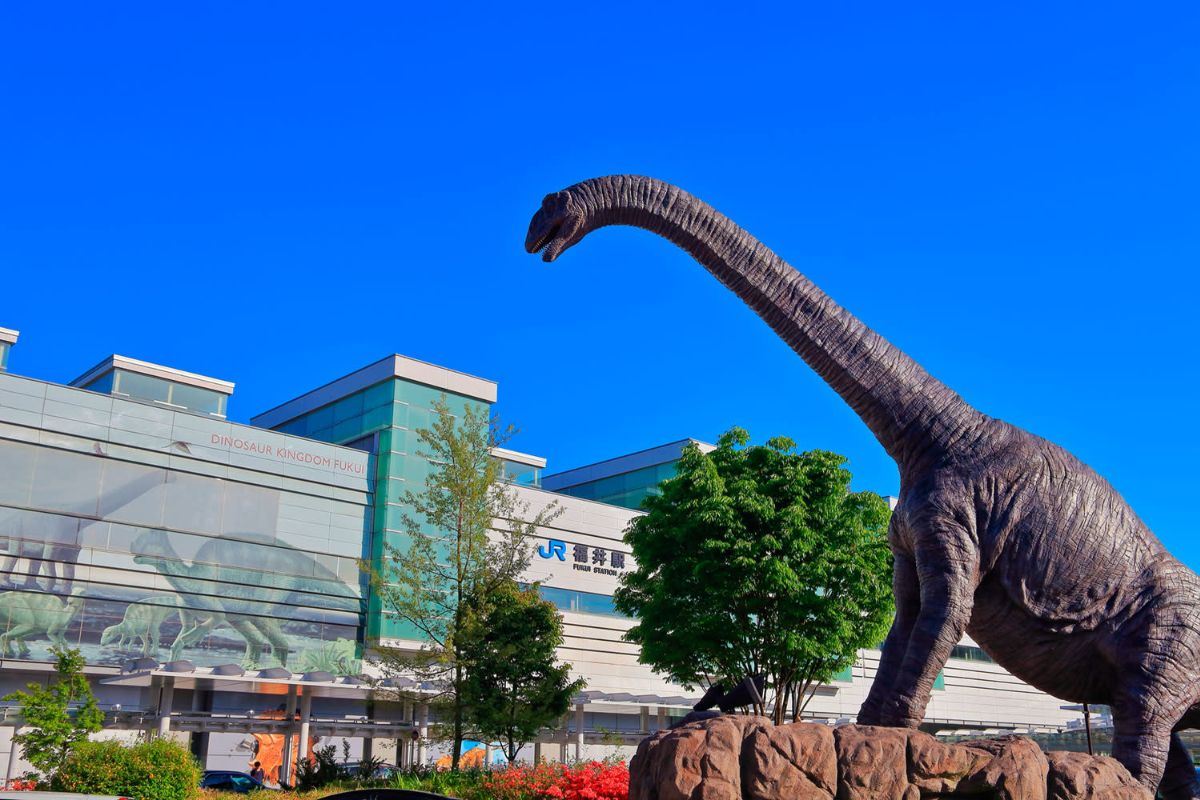 Estátua de dinossauro em frente à estação de trem de Fukui